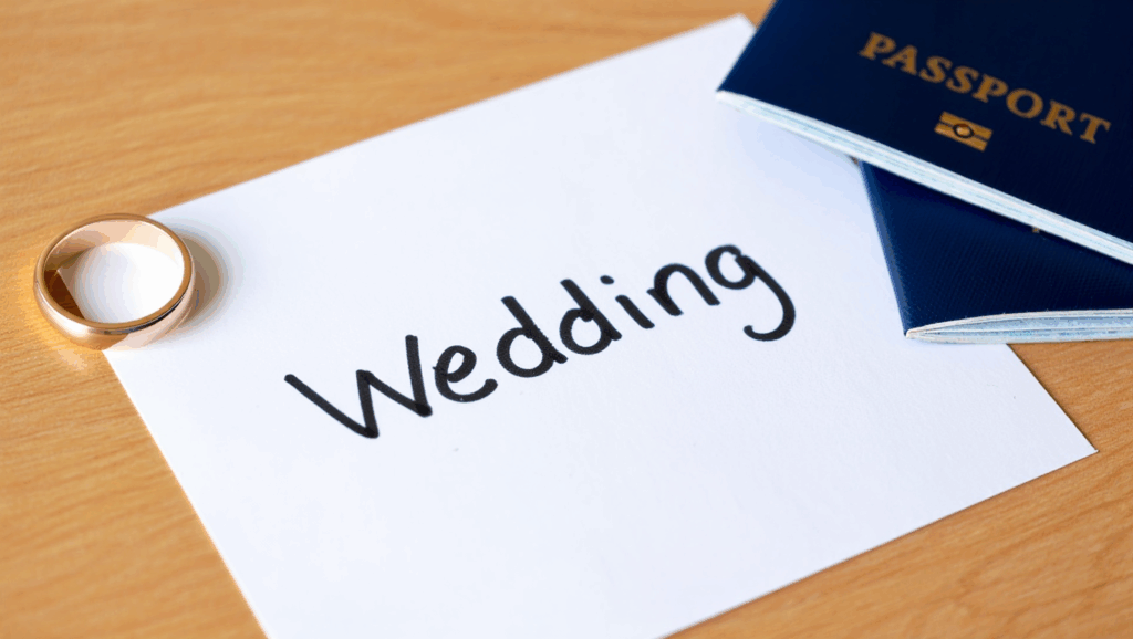 Checkliste mit Unterlagen für die Hochzeit in Dänemark auf einem Tisch