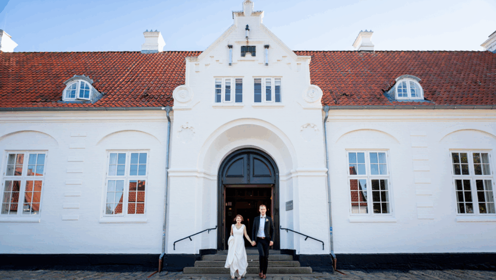 Glückliches Paar nach der Hochzeit in Dänemark als Alternative zur Eheschließung in Deutschland