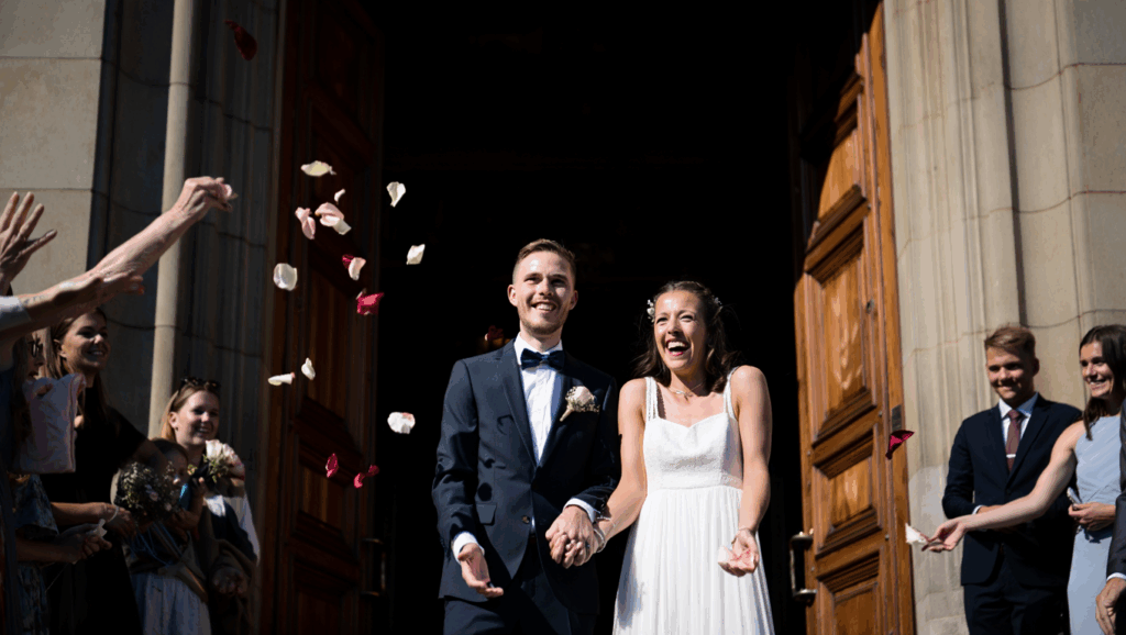 Frisch verheiratetes Paar feiert nach der dänischen Hochzeit mit Blumen und Glückwünschen