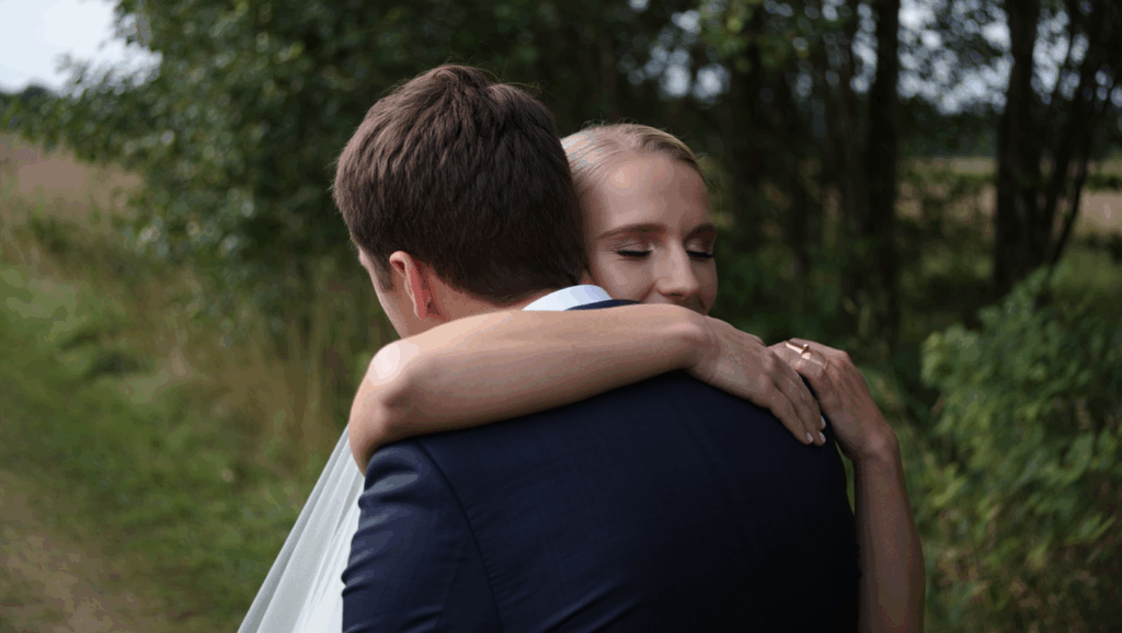 Paar umarmt sich nach der Trauung in Dänemark, emotionaler Moment