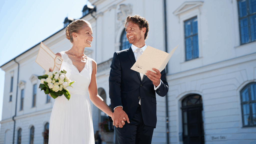 Hochzeitspaar vor dem Standesamt in Dänemark bei der Anmeldung zur Eheschließung