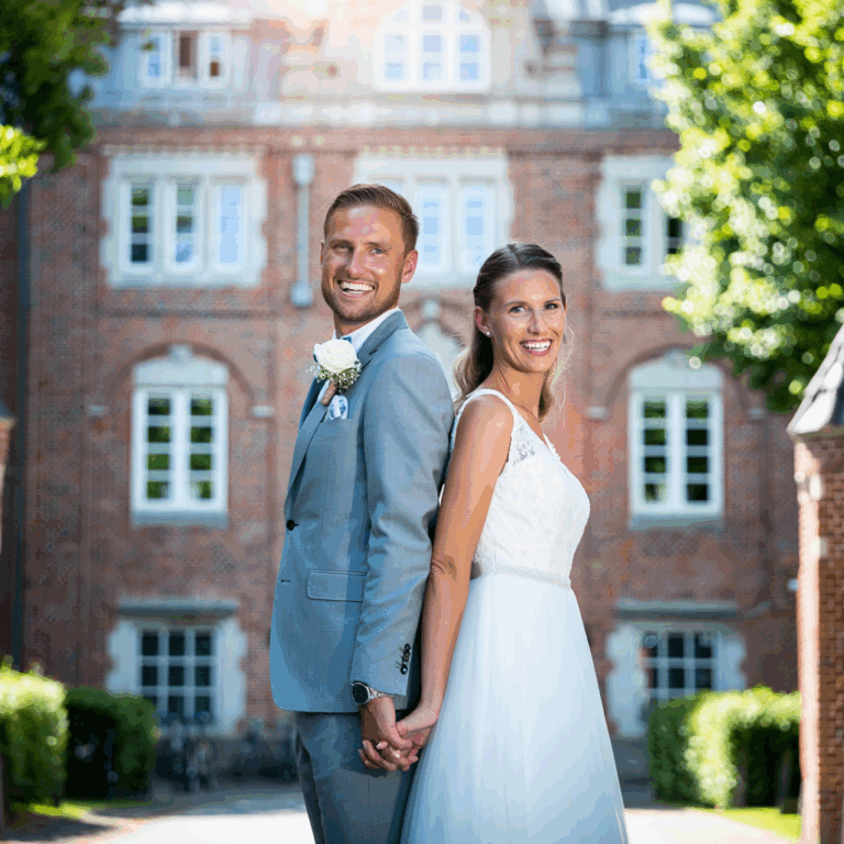 Glückliches Hochzeitspaar beim Standesamt in Dänemark