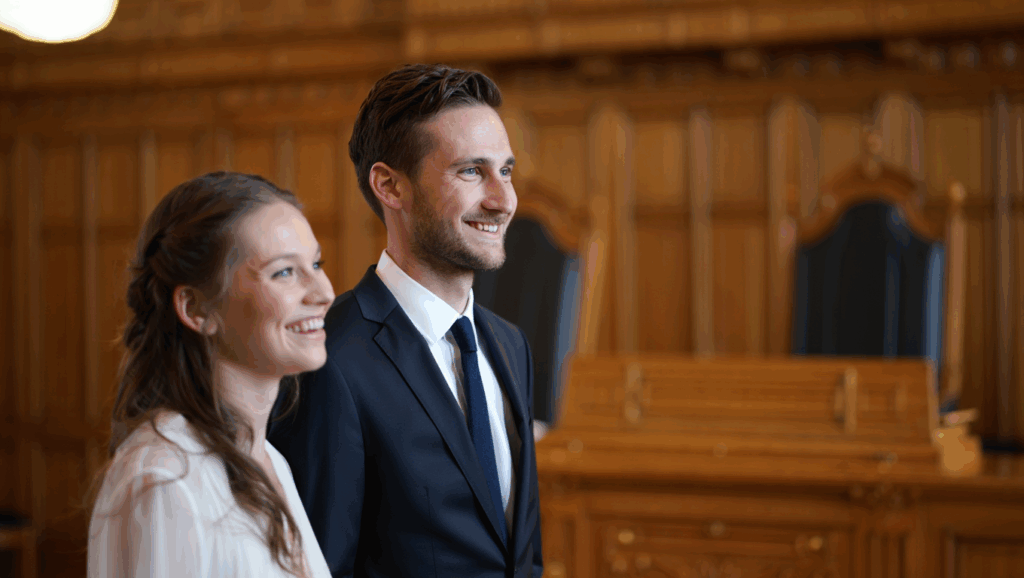 Hochzeitspaar beim Austausch der Ringe in Dänemark