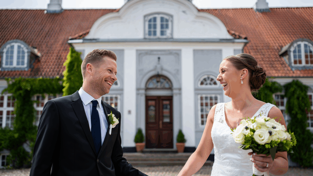 Hochzeitspaar mit Heiratsurkunde nach Eheschließung in Dänemark