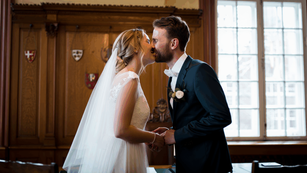 Glückliches Hochzeitspaar bei der standesamtlichen Trauung in Dänemark