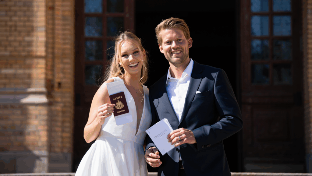 Hochzeitspaar mit Unterlagen für die Eheschließung in Dänemark